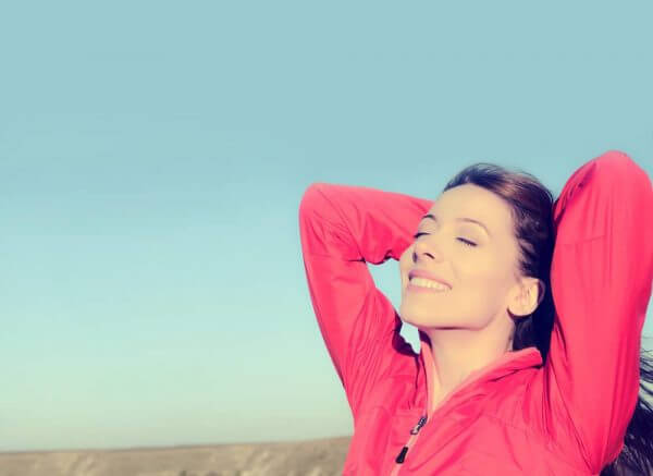 gülümseyen bir kadın