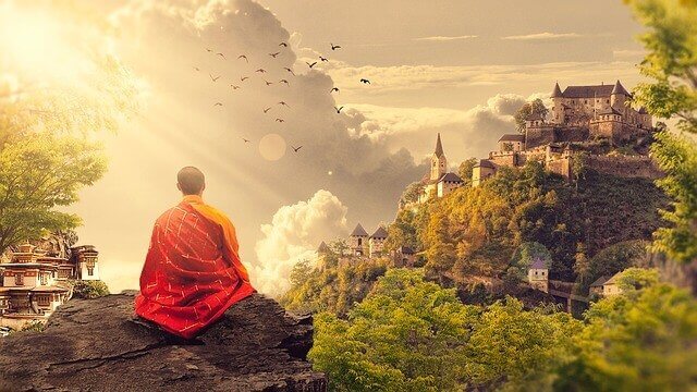 budist keşiş doğada meditasyon yapıyor
