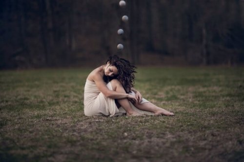 kafasında konuşma balonları olan ormandaki kadın