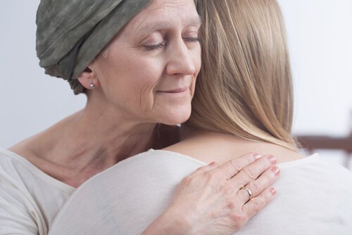 kemoterapi gören kadına destek 