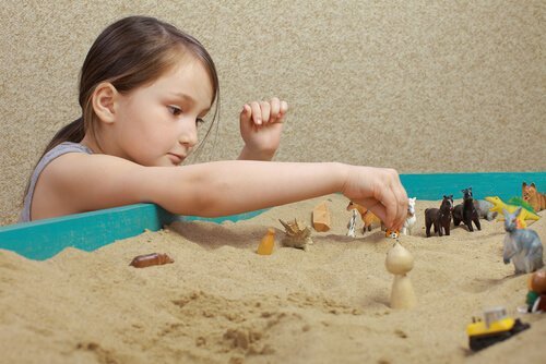 kız kumda oynuyor