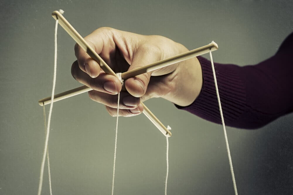 dayatma yoluyla manipülasyon