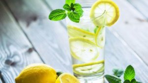 Neden Sabahları Limon Suyu Katılmış Bir Bardak Ilık Su İçmelisiniz?