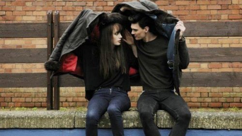 montlarının altında göz göze gelen sevgililer