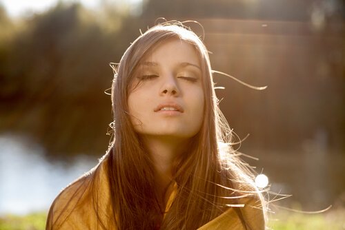 güneş ışığı altındaki huzurlu kadın