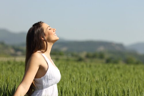 doğada nefes egzersizi yapan mutlu kadın