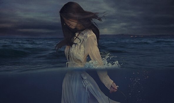 kadın karanlıkta denizde