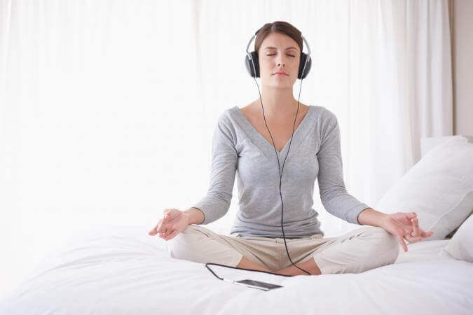 müzik dinleyen kadın meditasyon yapıyor