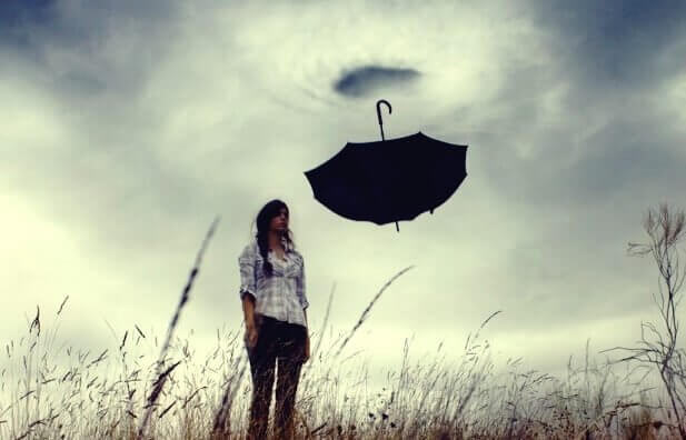 ters şemsiye ve kadın