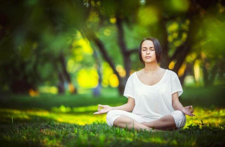 doğada meditasyon yapan kadın
