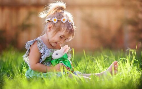 tavşanla oynayan küçük kız