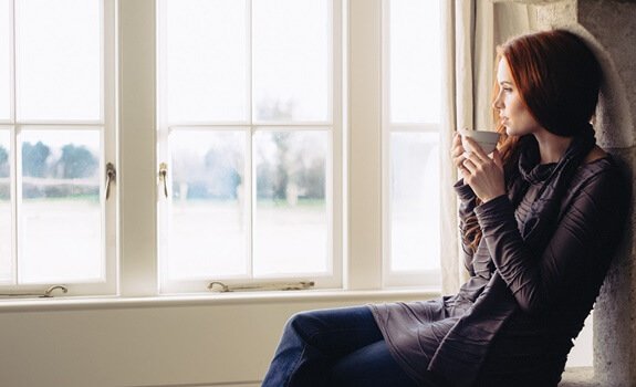 camın önünde kahve içen kadın