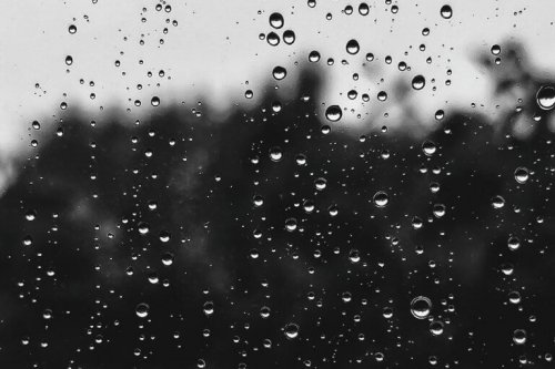 yağmur damlalı cam