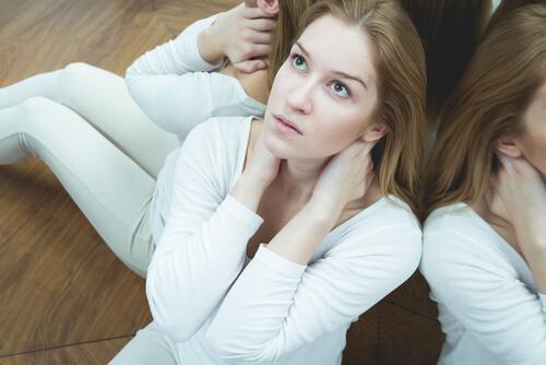 yerde oturan endişeli kadın