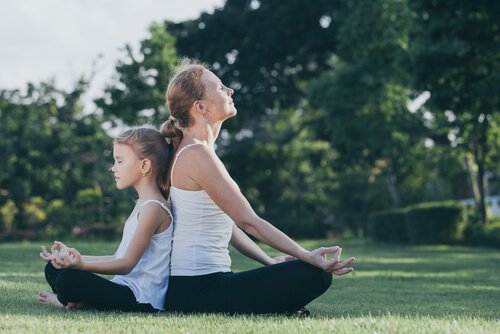 meditasyon yapan anne ve çocuk