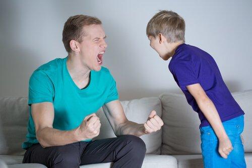 birbirlerine bağıran baba ve çocuk