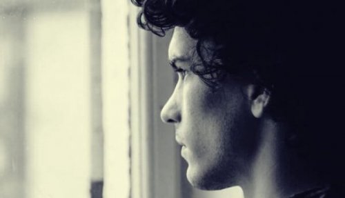 camdan bakan genç delikanlı