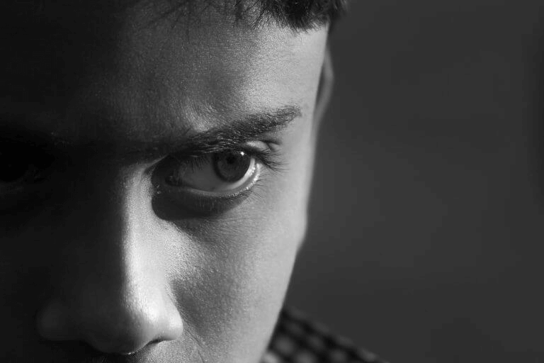 çocuk tuhaf tuhaf bakıyor