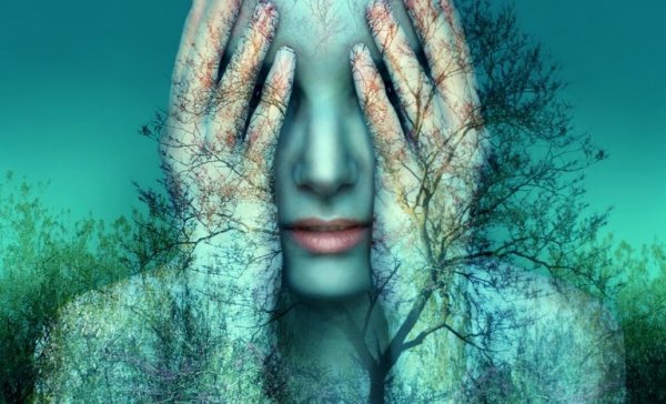 kadın, ağaç ve yapraklar