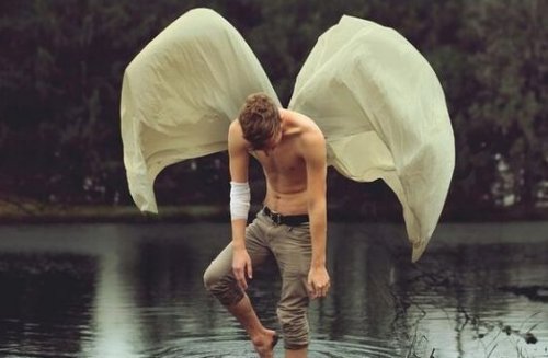 göl kıyısında kanatlı adam