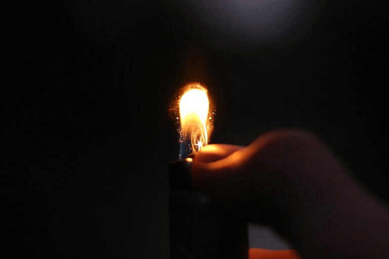 karanlıkta yanan çakmak