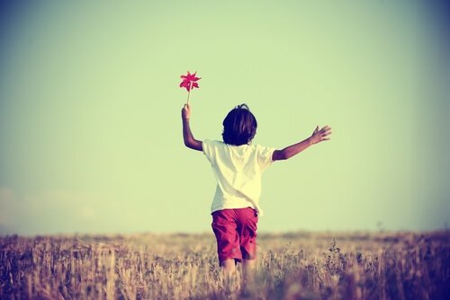 kırda koşan çocuk