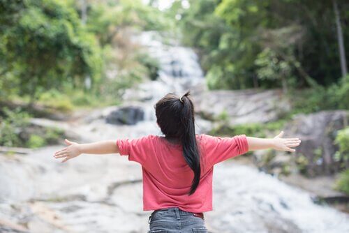 doğayı kucaklayan kız çocuğu