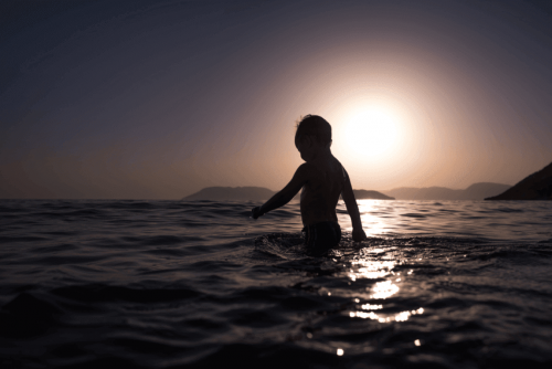 okyanusta yüzen çocuk