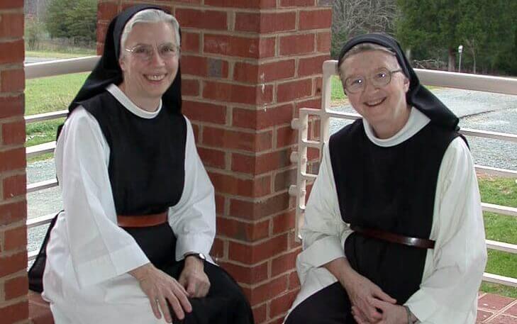 gülümseyen rahibeler