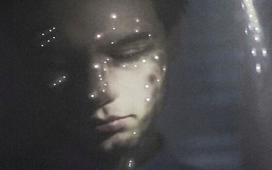 yüzüne ışık noktaları yansıyan adam ve duyarsızlık