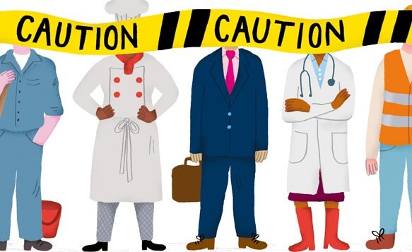 Güvenlik şeridi arkasında duran insanlar