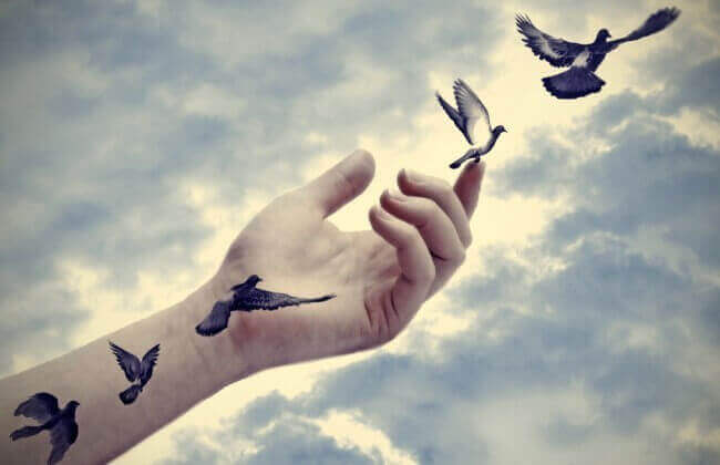 Kuş uçuran bir el