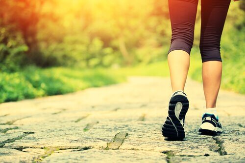 Spor ayakkabılı kadın yürüyor