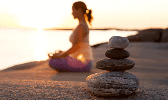 Taşlar ve meditasyon yapan kadın