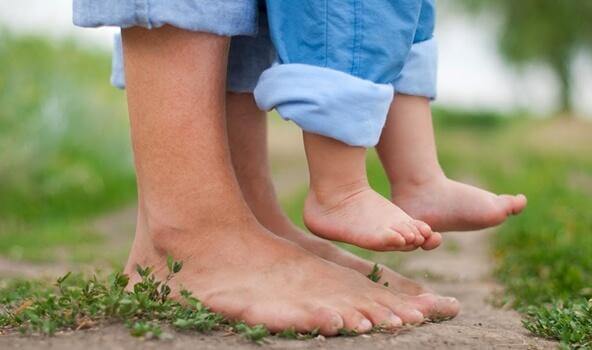 adam çocuğu kaldırıyor