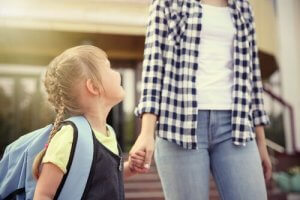 Okuldaki İlk Gününü Harika Geçirmesi İçin Çocuğunuza Yardımcı Olun