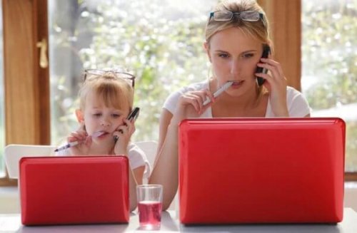 annesini taklit eden kız