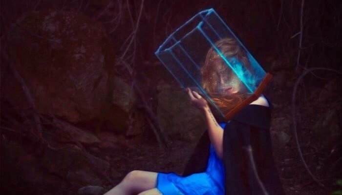 kişisel alana sahip olmayan kadın