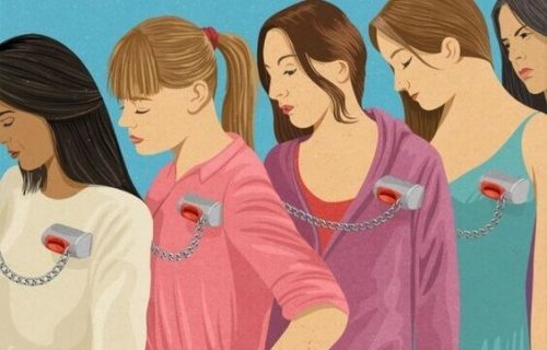 birbirine zincirlenmiş kadınlar