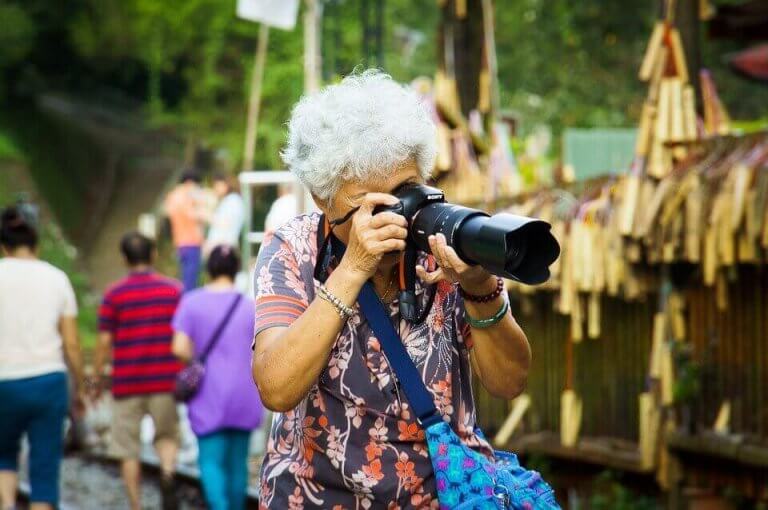 büyükanne fotoğraf çekiyor