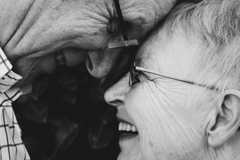 büyükanne ve büyükbaba gülümsüyor
