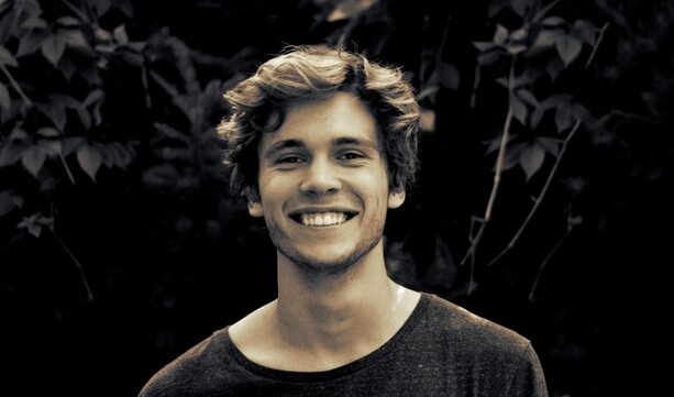 ilk görüşte arkadaşlık başlatan gülümseme