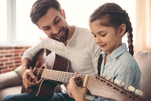 gitar çalan baba kız