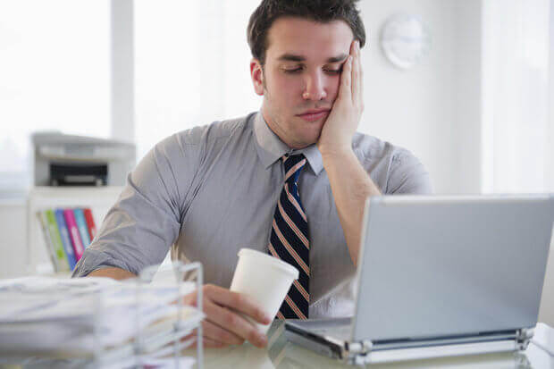 sıkılmışlık sendromu yaşayan adam