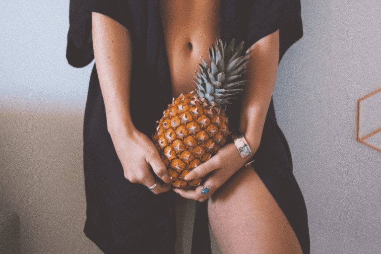 kadının belinde ananas var