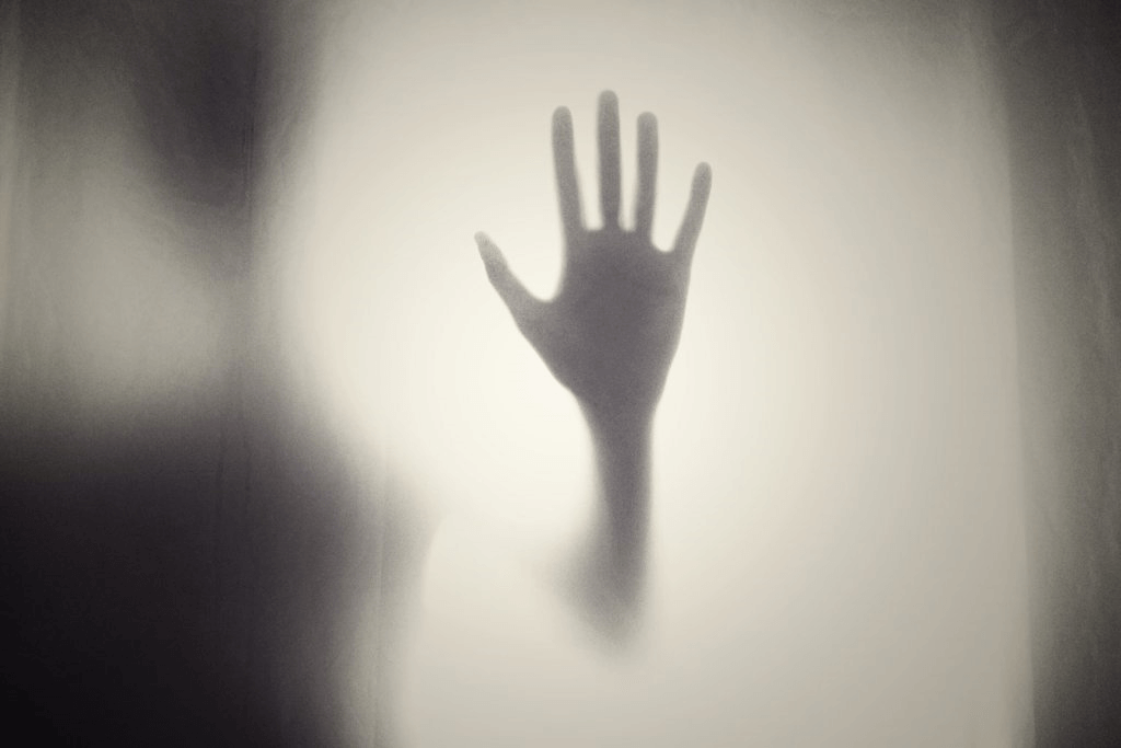 karanlıktan bir kadın eli