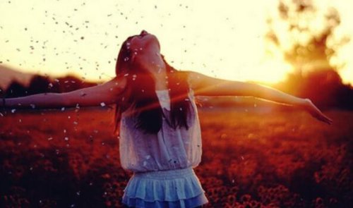 kollarını açan kadın