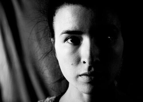 mikro-ifadeler gösteren kadın