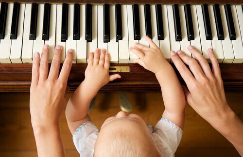 piyano çalan anne çocuk