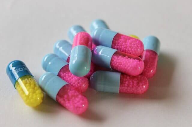 renkli ilaç kapsülleri